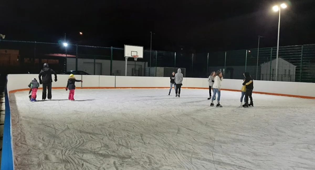 sporty-zimowe, DZIŚ RUSZA LODOWISKO GMINNE IZABELINIE - zdjęcie, fotografia