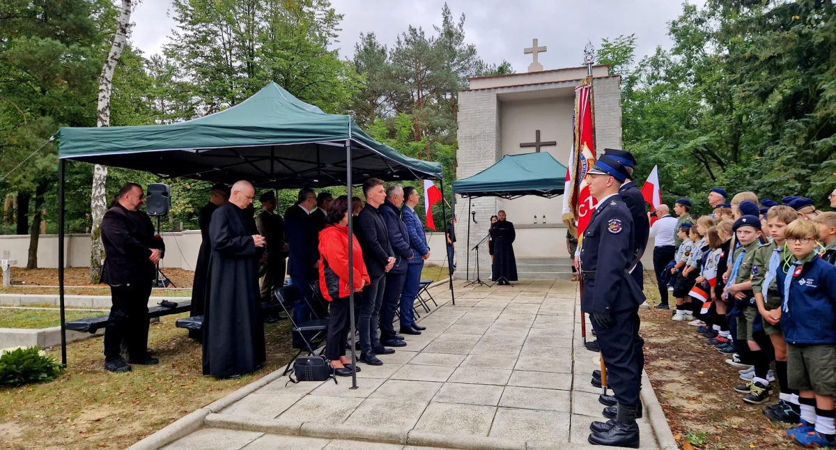 pikniki, uroczystości, WRZEŚNIOWE UROCZYSTOŚCI CMENTARZU WOJENNYM - zdjęcie, fotografia