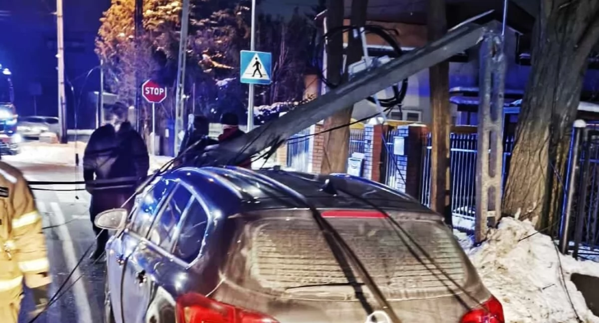 interwencje, BETONOWY SŁUP UPADŁ SAMOCHÓD OSOBOWY - zdjęcie, fotografia